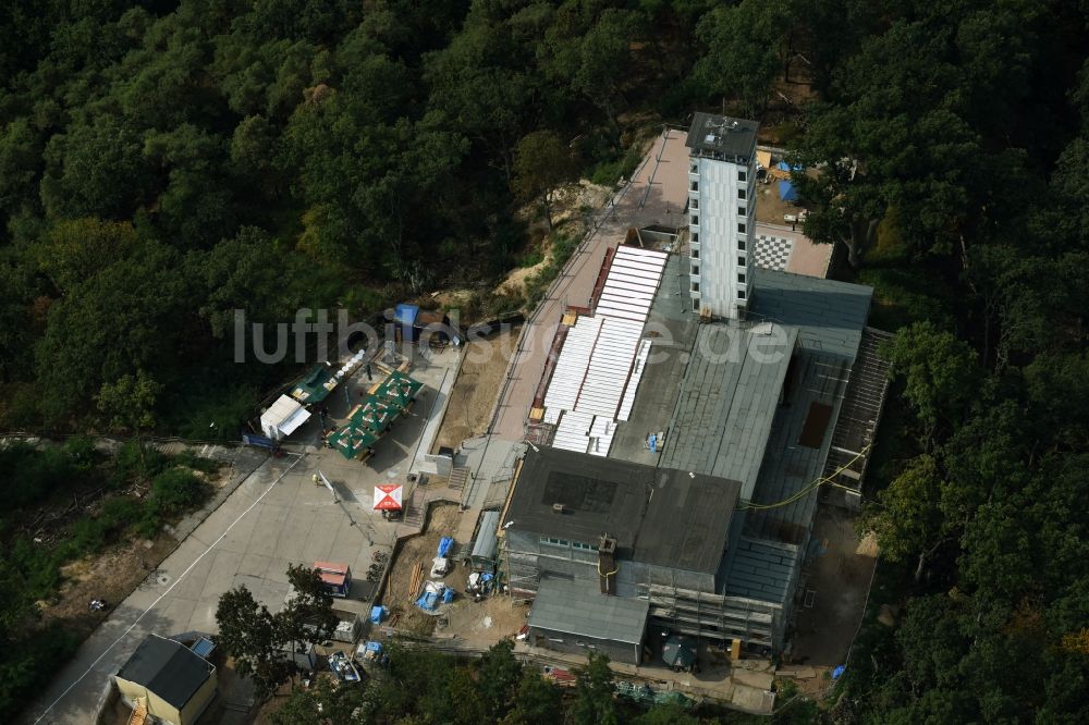 Berlin von oben - Baustelle zum Umbau des Gebäude- Ensembles des Müggelturmes in den Müggelbergen Köpenick in Berlin