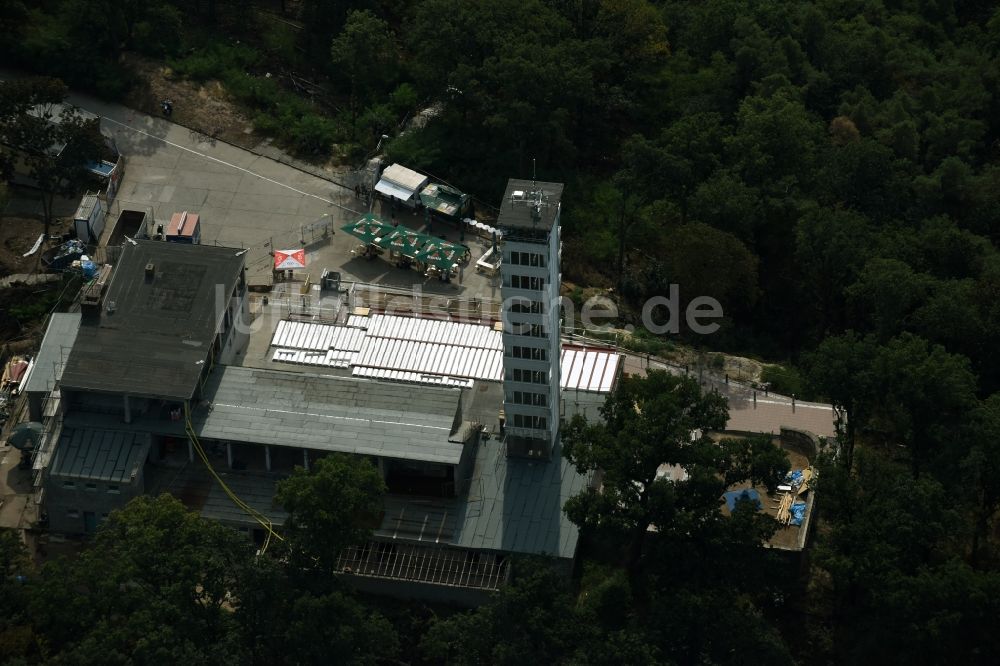 Berlin aus der Vogelperspektive: Baustelle zum Umbau des Gebäude- Ensembles des Müggelturmes in den Müggelbergen Köpenick in Berlin