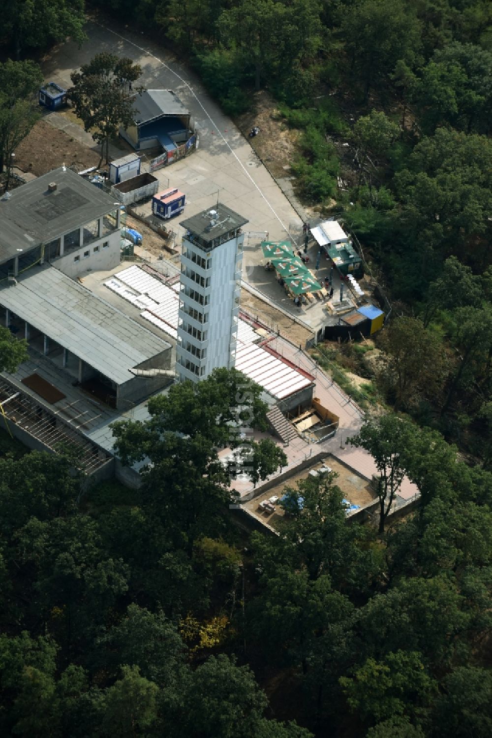 Berlin aus der Vogelperspektive: Baustelle zum Umbau des Gebäude- Ensembles des Müggelturmes in den Müggelbergen Köpenick in Berlin