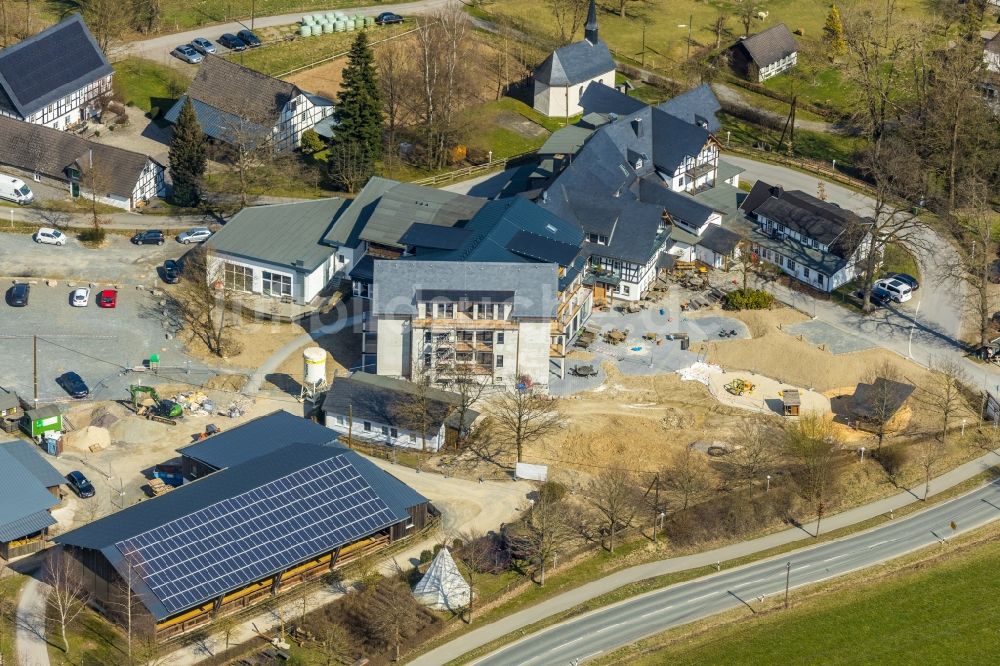 Schmallenberg aus der Vogelperspektive: Baustelle zum Umbau am Gebäudekomplex der Hotelanlage Familotel Ebbinghof in Schmallenberg im Bundesland Nordrhein-Westfalen, Deutschland