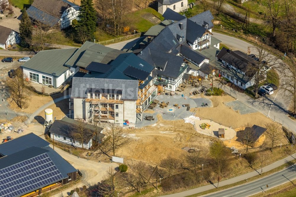 Luftbild Schmallenberg - Baustelle zum Umbau am Gebäudekomplex der Hotelanlage Familotel Ebbinghof in Schmallenberg im Bundesland Nordrhein-Westfalen, Deutschland