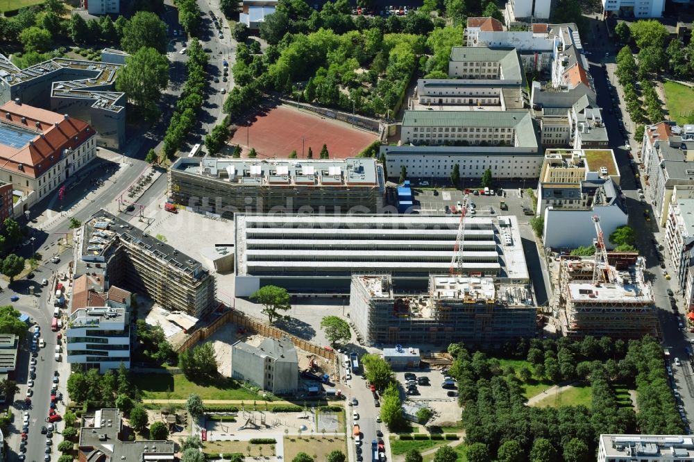 Berlin aus der Vogelperspektive: Baustelle zum Umbau Gelände der ehemaligen Berliner Blumen Großmarktes in Berlin Kreuzberg