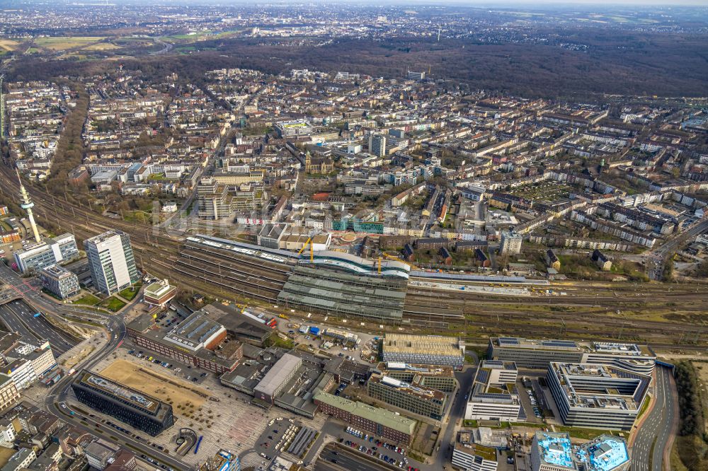 Luftaufnahme Duisburg - Baustelle zum Umbau des Hauptbahnhof der Deutschen Bahn im Ortsteil Dellviertel in Duisburg im Bundesland Nordrhein-Westfalen, Deutschland
