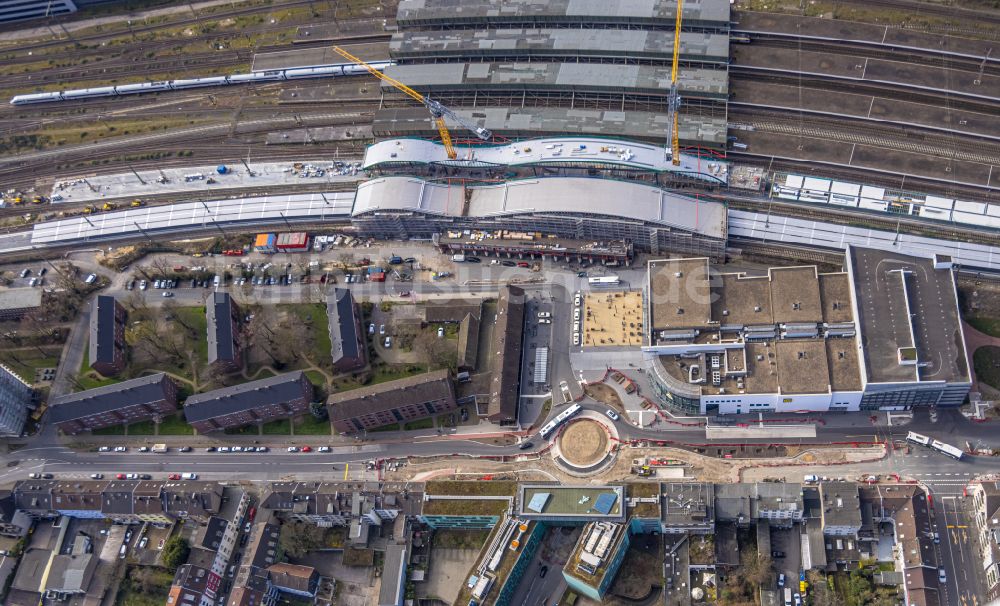 Luftbild Duisburg - Baustelle zum Umbau des Hauptbahnhof der Deutschen Bahn im Ortsteil Dellviertel in Duisburg im Bundesland Nordrhein-Westfalen, Deutschland
