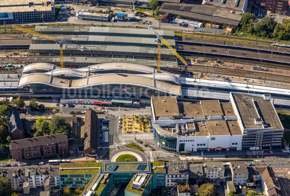 Luftaufnahme Duisburg - Baustelle zum Umbau des Hauptbahnhof der Deutschen Bahn im Ortsteil Dellviertel in Duisburg im Bundesland Nordrhein-Westfalen, Deutschland