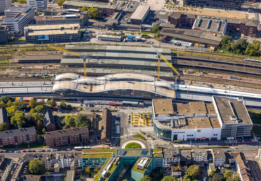 Duisburg von oben - Baustelle zum Umbau des Hauptbahnhof der Deutschen Bahn im Ortsteil Dellviertel in Duisburg im Bundesland Nordrhein-Westfalen, Deutschland