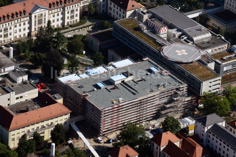 Dresden aus der Vogelperspektive: Baustelle zum Umbau des Haus 32 - Chirurgische Notaufnahme und OP-Zentrum in Dresden im Bundesland Sachsen