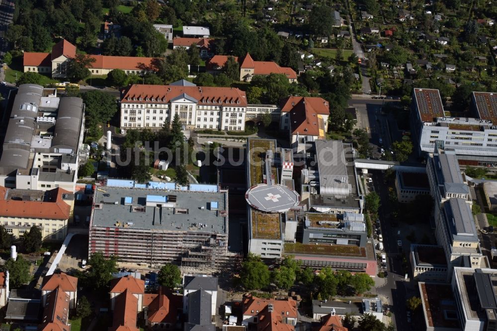 Dresden von oben - Baustelle zum Umbau des Haus 32 - Chirurgische Notaufnahme und OP-Zentrum in Dresden im Bundesland Sachsen