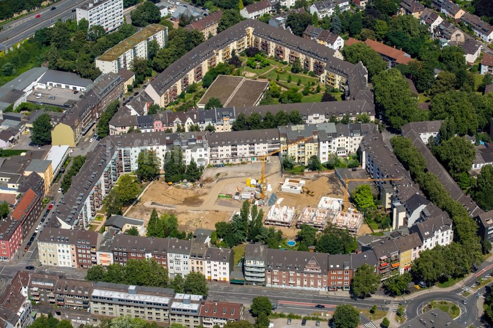 Duisburg aus der Vogelperspektive: Baustelle zum Umbau eines Innenhofes zu neuen Wohnhäusern in einem Wohngebiet im Nordosten der Innenstadt von Duisburg im Bundesland Nordrhein-Westfalen