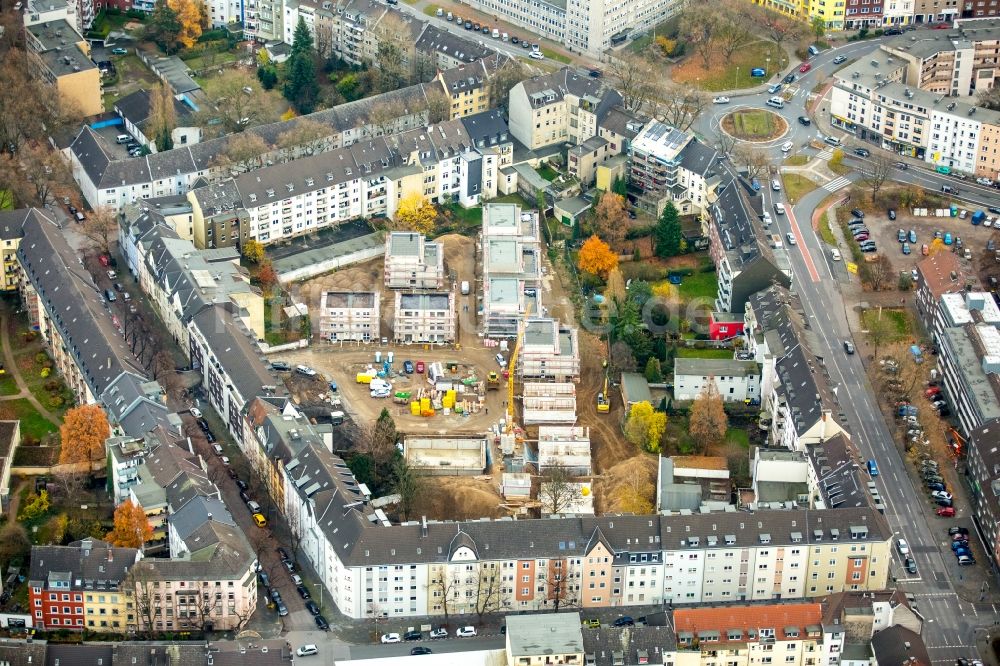 Duisburg aus der Vogelperspektive: Baustelle zum Umbau eines Innenhofes zu neuen Wohnhäusern in einem Wohngebiet im Nordosten der Innenstadt von Duisburg im Bundesland Nordrhein-Westfalen