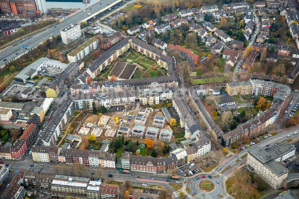 Luftaufnahme Duisburg - Baustelle zum Umbau eines Innenhofes zu neuen Wohnhäusern in einem Wohngebiet im Nordosten der Innenstadt von Duisburg im Bundesland Nordrhein-Westfalen