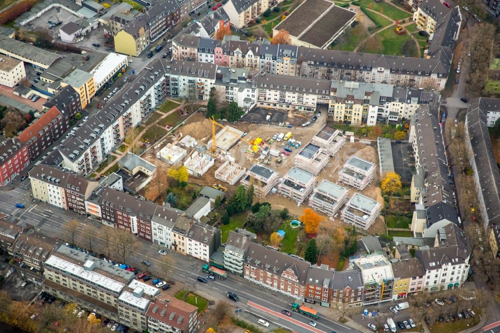 Duisburg von oben - Baustelle zum Umbau eines Innenhofes zu neuen Wohnhäusern in einem Wohngebiet im Nordosten der Innenstadt von Duisburg im Bundesland Nordrhein-Westfalen