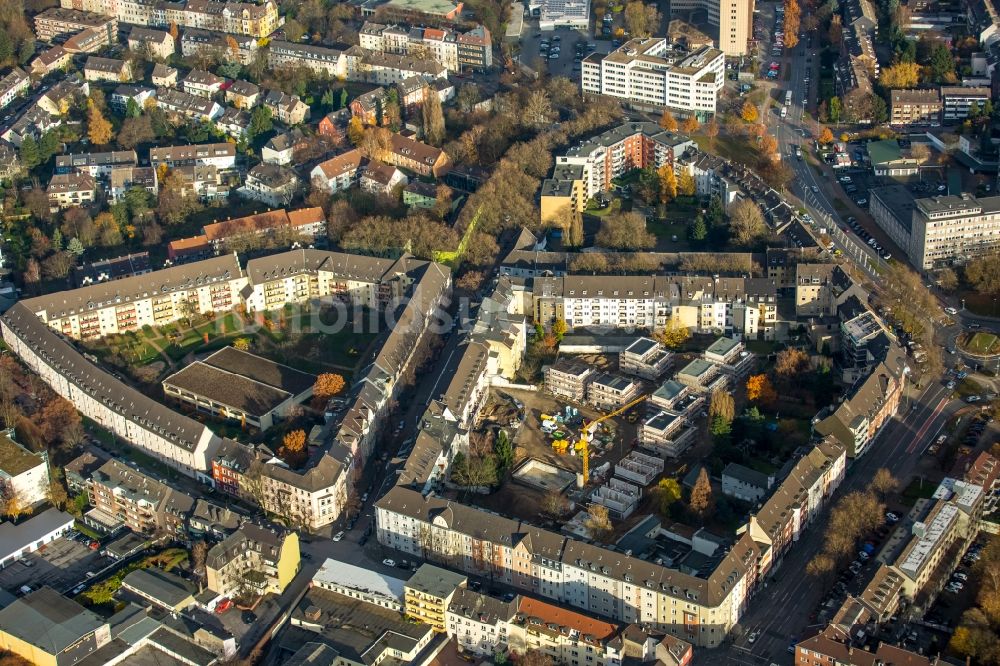 Duisburg von oben - Baustelle zum Umbau eines Innenhofes zu neuen Wohnhäusern in einem Wohngebiet im Nordosten der Innenstadt von Duisburg im Bundesland Nordrhein-Westfalen