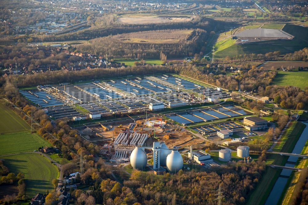 Duisburg Dinslaken aus der Vogelperspektive: Baustelle zum Umbau der Klärwerks- Becken und Reinigungsstufen in Dinslaken im Bundesland Nordrhein-Westfalen