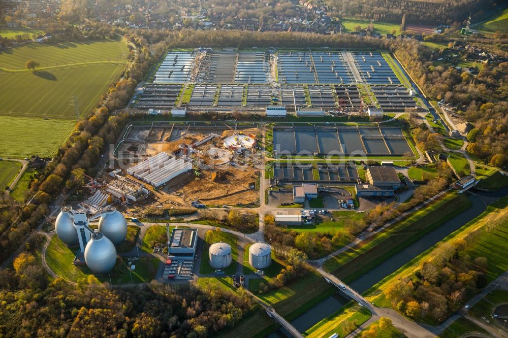 Duisburg Dinslaken von oben - Baustelle zum Umbau der Klärwerks- Becken und Reinigungsstufen in Dinslaken im Bundesland Nordrhein-Westfalen