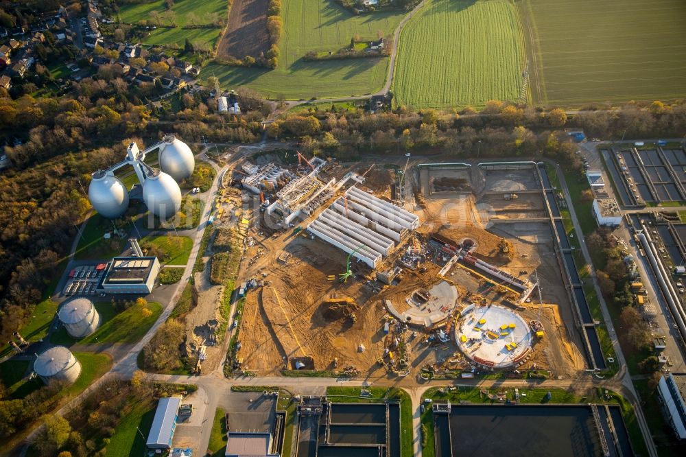 Duisburg Dinslaken aus der Vogelperspektive: Baustelle zum Umbau der Klärwerks- Becken und Reinigungsstufen in Dinslaken im Bundesland Nordrhein-Westfalen