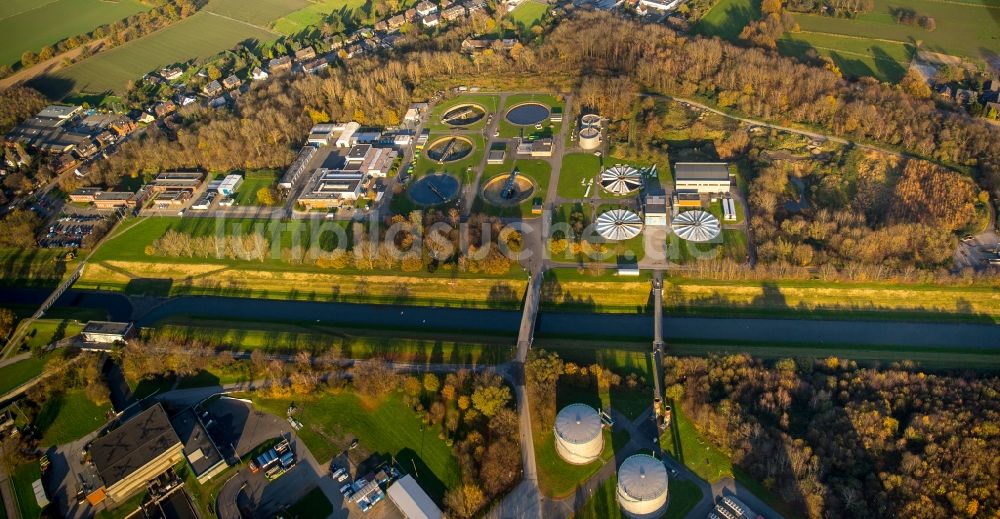 Luftaufnahme Duisburg Dinslaken - Baustelle zum Umbau der Klärwerks- Becken und Reinigungsstufen in Dinslaken im Bundesland Nordrhein-Westfalen