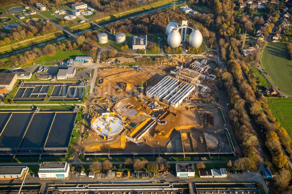 Duisburg Dinslaken aus der Vogelperspektive: Baustelle zum Umbau der Klärwerks- Becken und Reinigungsstufen in Dinslaken im Bundesland Nordrhein-Westfalen