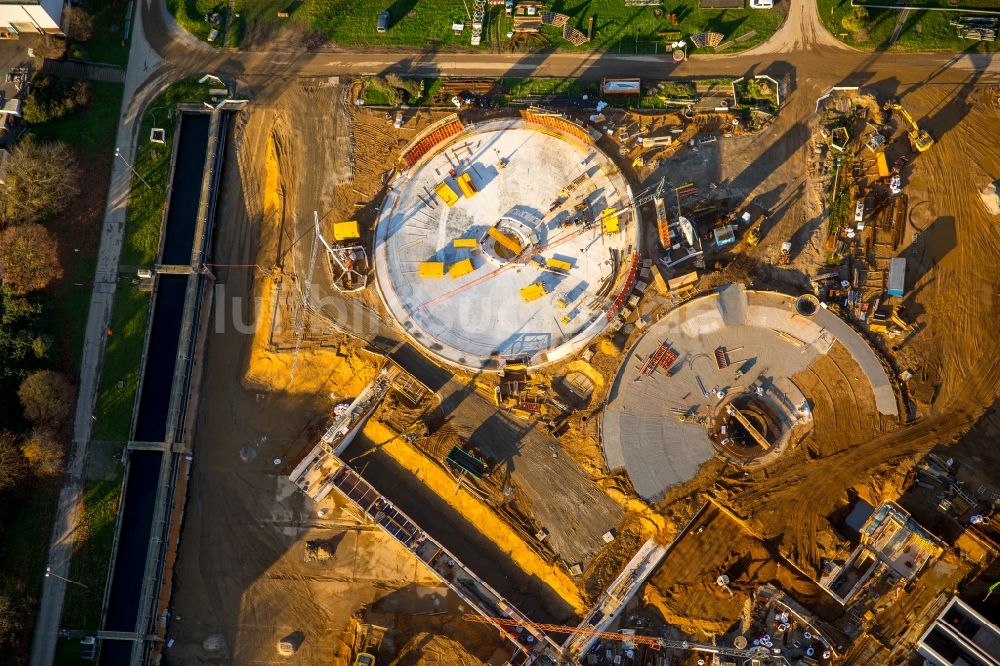 Luftaufnahme Duisburg Dinslaken - Baustelle zum Umbau der Klärwerks- Becken und Reinigungsstufen in Dinslaken im Bundesland Nordrhein-Westfalen