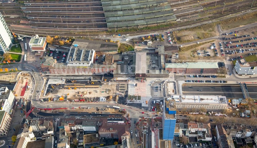 Duisburg von oben - Baustelle zum Umbau Neugestaltung vom Bahnhofsvorplatz in Duisburg im Bundesland Nordrhein-Westfalen