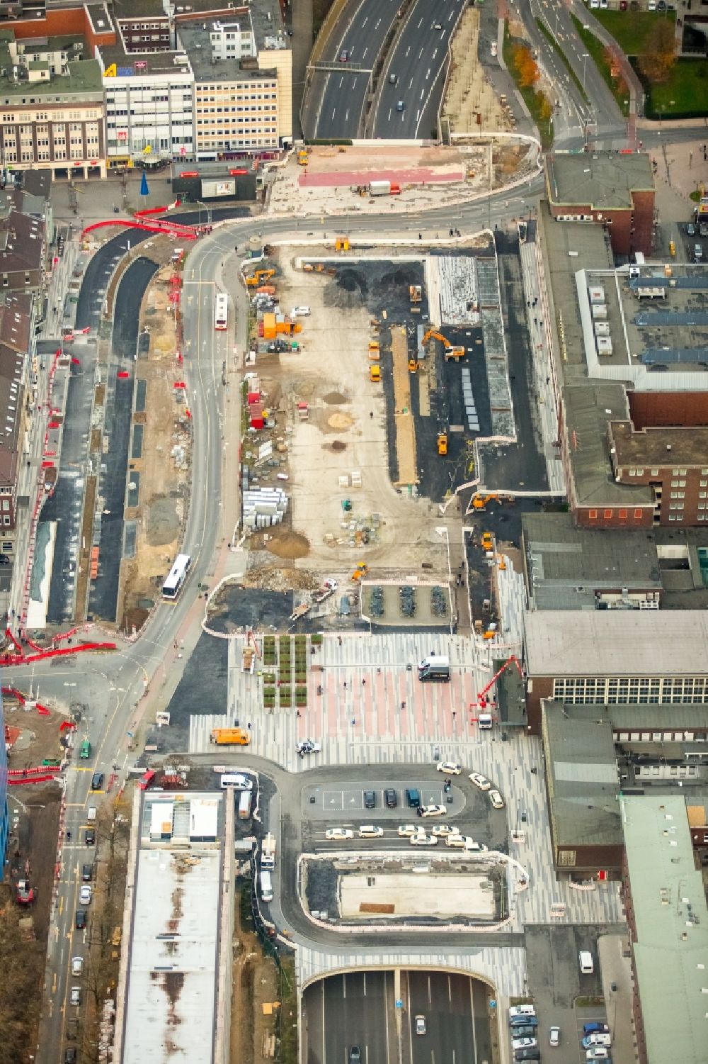 Luftbild Duisburg - Baustelle zum Umbau Neugestaltung vom Bahnhofsvorplatz in Duisburg im Bundesland Nordrhein-Westfalen