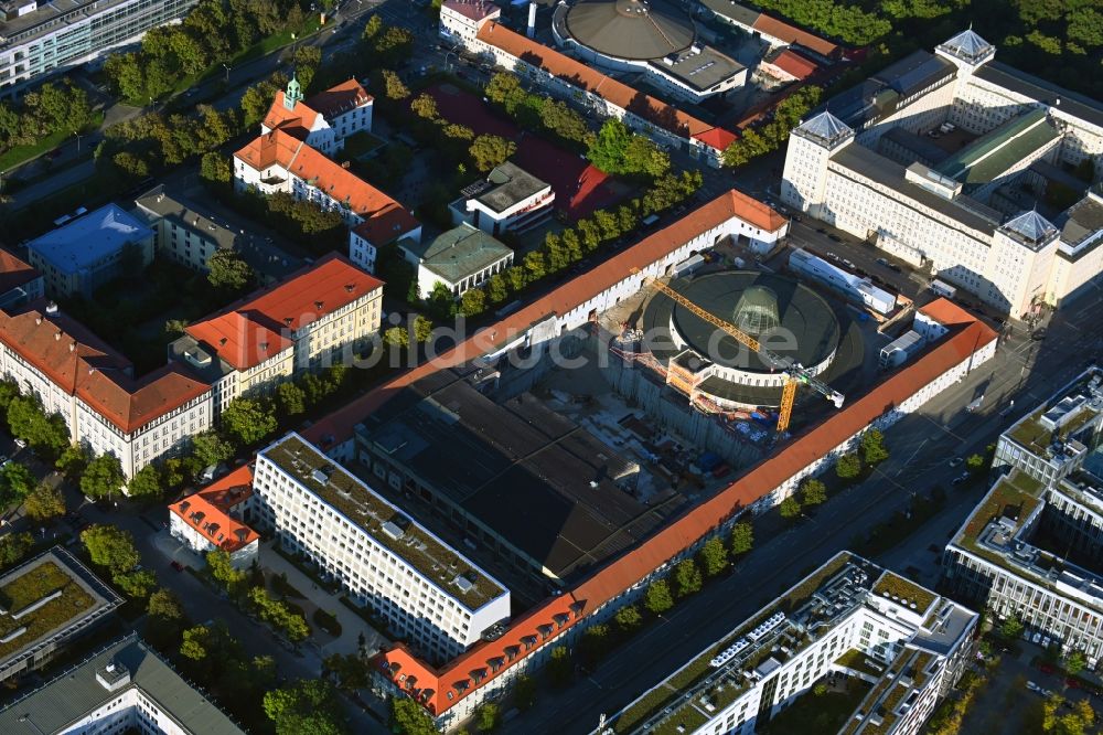 Luftaufnahme München - Baustelle zum Umbau des Postpalast zu einem Hotel im Ortsteil Maxvorstadt in München im Bundesland Bayern, Deutschland