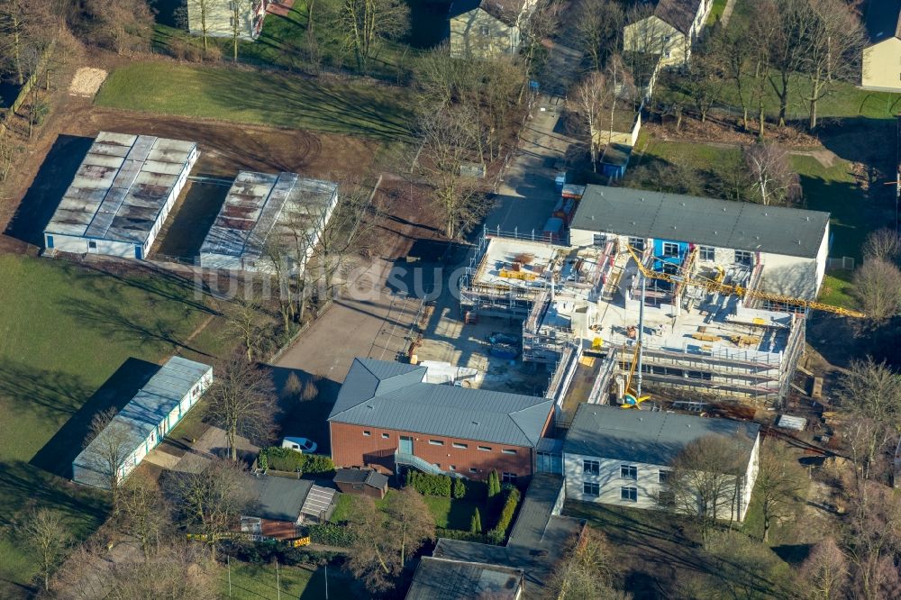 Luftaufnahme Dinslaken - Baustelle zum Umbau des Schulgebäude der Grundschule Hagenschule an der Hagenstraße in Dinslaken im Bundesland Nordrhein-Westfalen, Deutschland