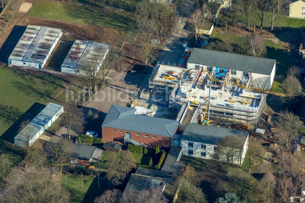 Dinslaken von oben - Baustelle zum Umbau des Schulgebäude der Grundschule Hagenschule an der Hagenstraße in Dinslaken im Bundesland Nordrhein-Westfalen, Deutschland