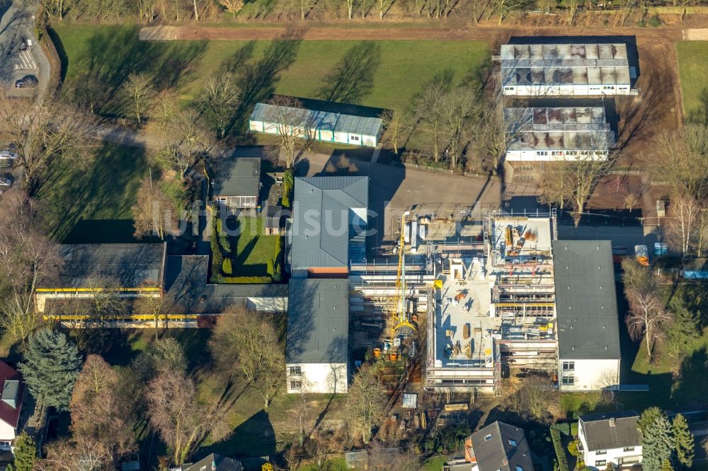 Luftaufnahme Dinslaken - Baustelle zum Umbau des Schulgebäude der Grundschule Hagenschule an der Hagenstraße in Dinslaken im Bundesland Nordrhein-Westfalen, Deutschland