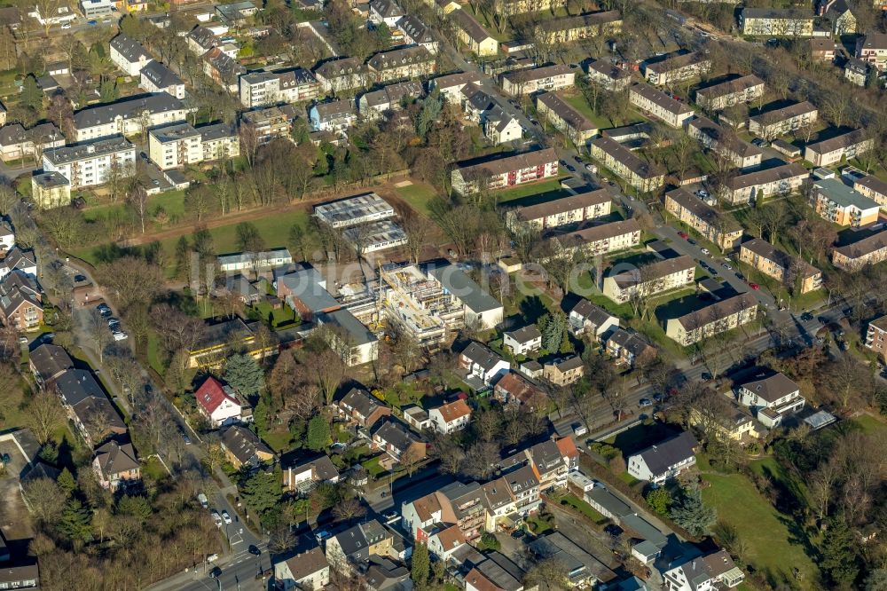 Dinslaken von oben - Baustelle zum Umbau des Schulgebäude der Grundschule Hagenschule an der Hagenstraße in Dinslaken im Bundesland Nordrhein-Westfalen, Deutschland