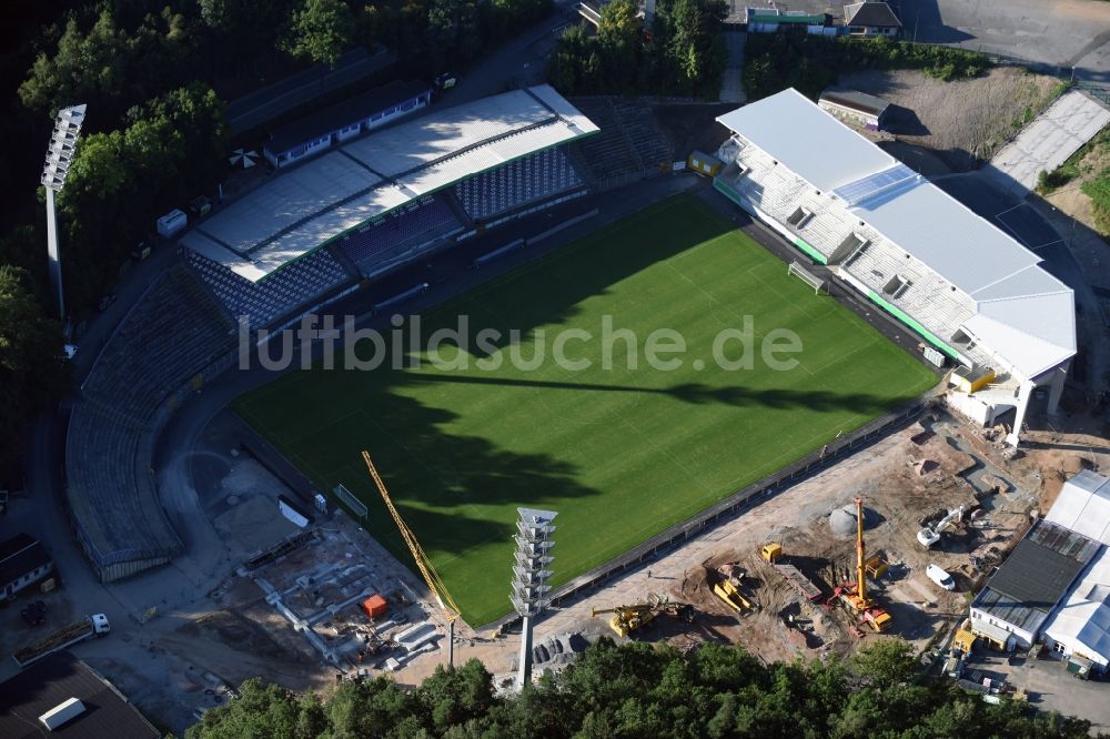 Aue aus der Vogelperspektive: Baustelle zum Umbau des Sparkassen-Erzgebirgsstadion in Aue im Bundesland Sachsen