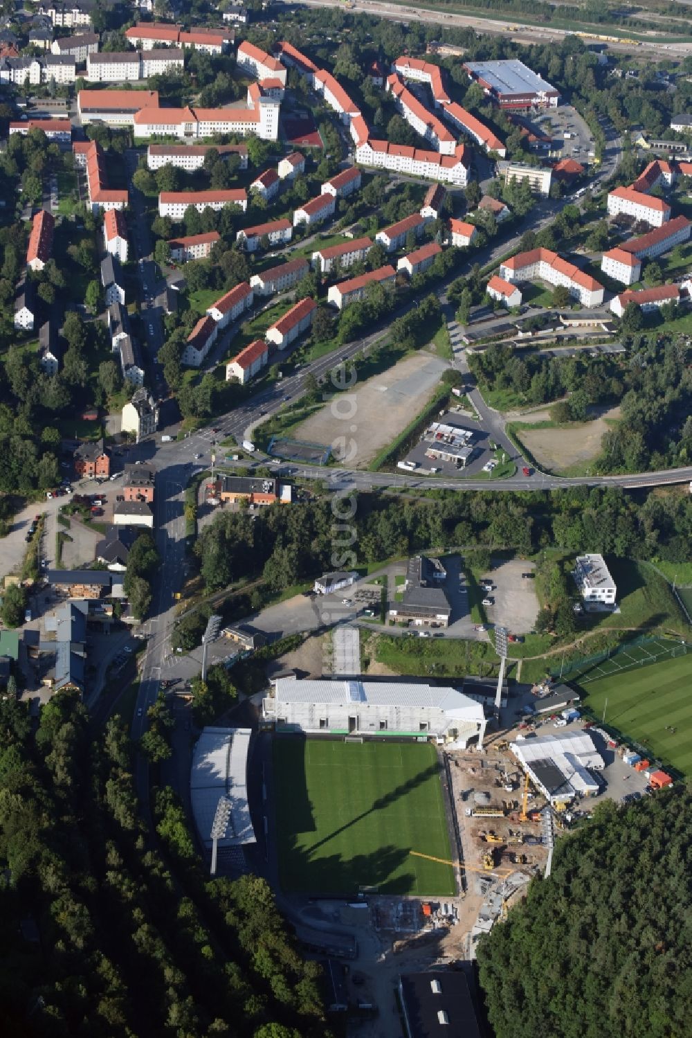 Aue von oben - Baustelle zum Umbau des Sparkassen-Erzgebirgsstadion in Aue im Bundesland Sachsen