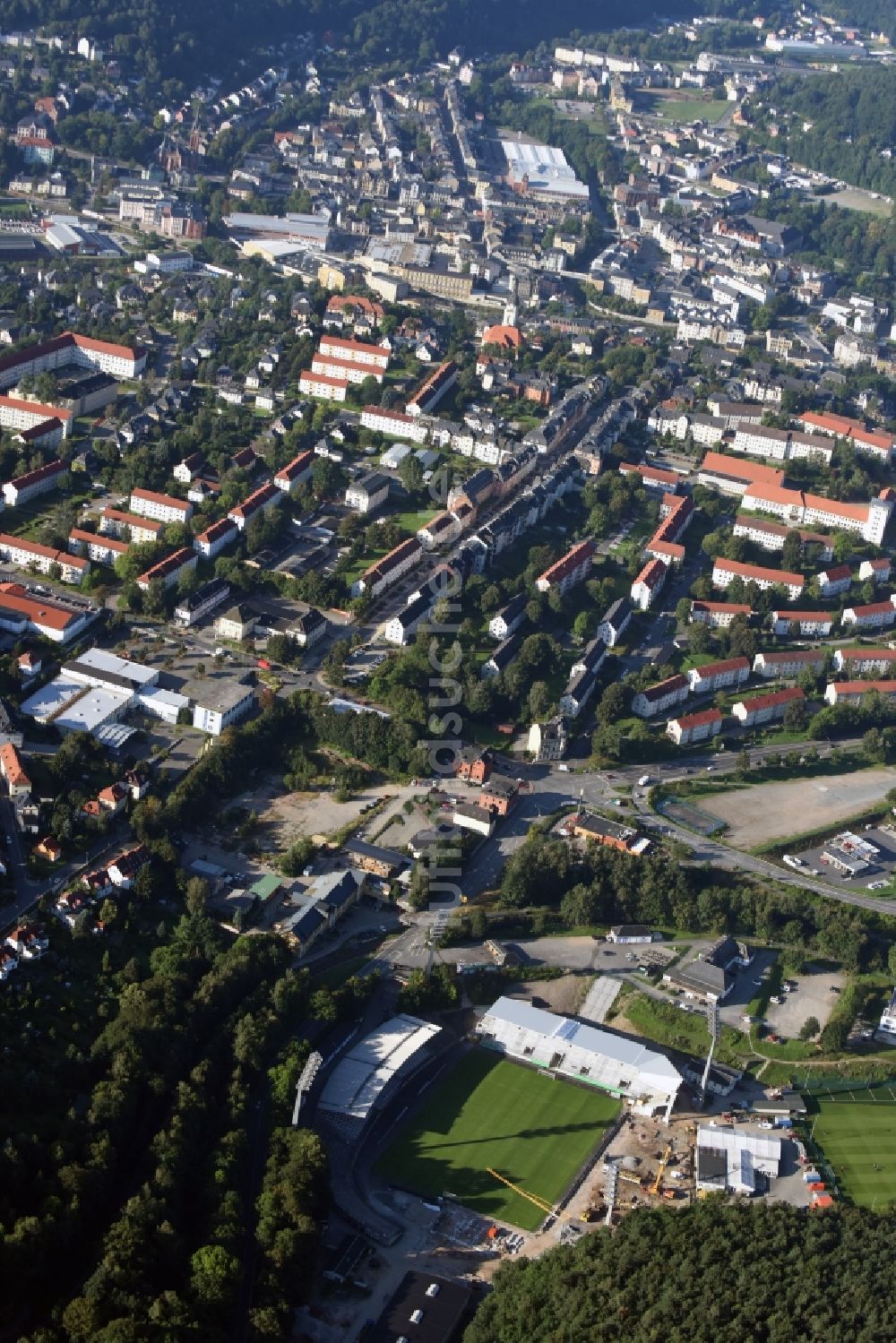 Aue aus der Vogelperspektive: Baustelle zum Umbau des Sparkassen-Erzgebirgsstadion in Aue im Bundesland Sachsen