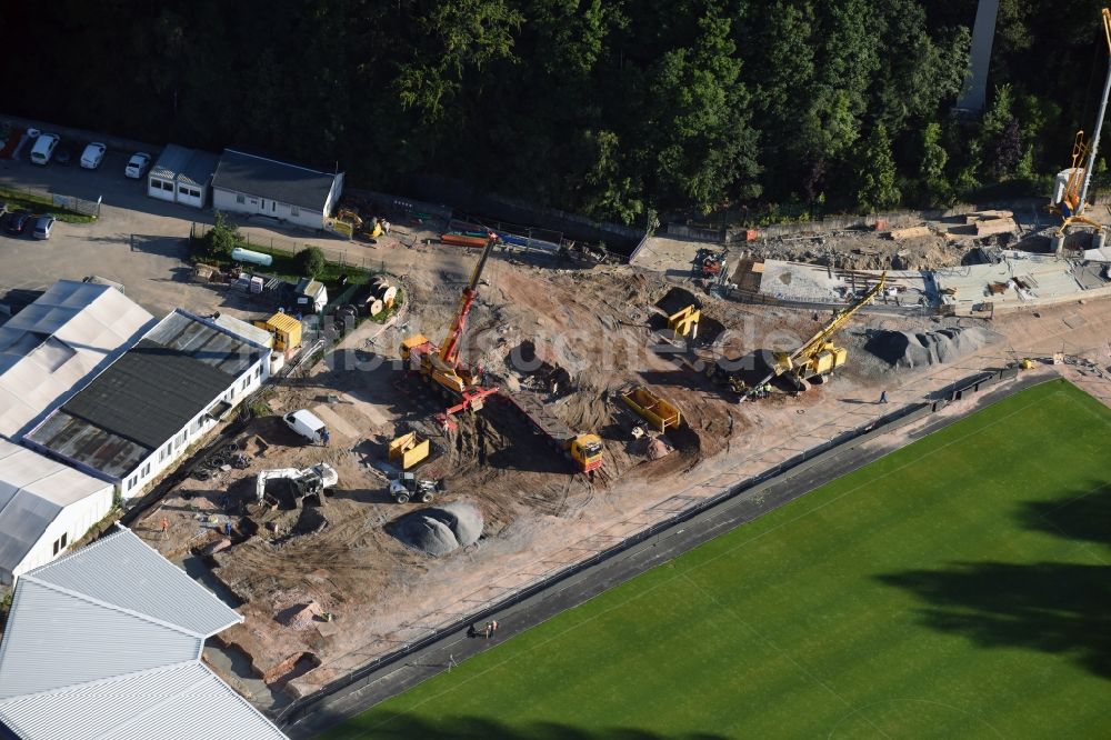 Aue von oben - Baustelle zum Umbau des Sparkassen-Erzgebirgsstadion in Aue im Bundesland Sachsen