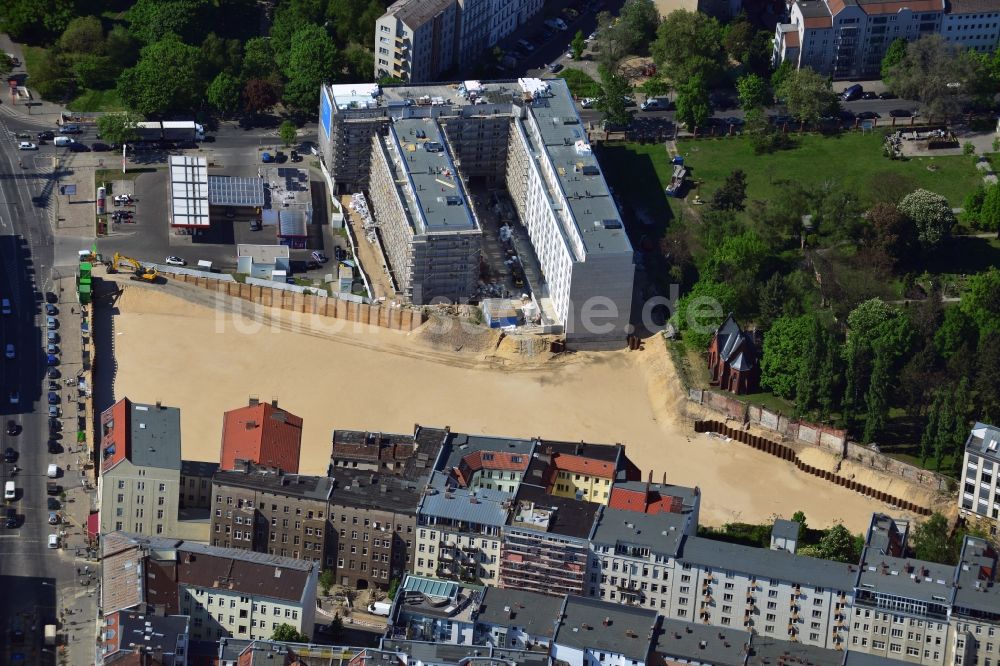 Berlin aus der Vogelperspektive: Baustelle zum Wohnneubau an der Liesenstraße - Invalidenstraße in Berlin - Mitte