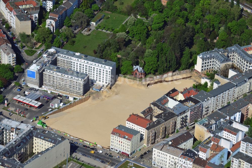 Berlin aus der Vogelperspektive: Baustelle zum Wohnneubau an der Liesenstraße - Invalidenstraße in Berlin - Mitte