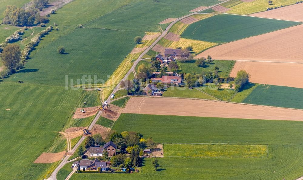 Emmerich am Rhein aus der Vogelperspektive: Baustelle zur Erneuerung und Sanierung des Straßenverlaufes und Deiches der Deichstraße im Ortsteil Dornick in Emmerich am Rhein im Bundesland Nordrhein-Westfalen, Deutschland