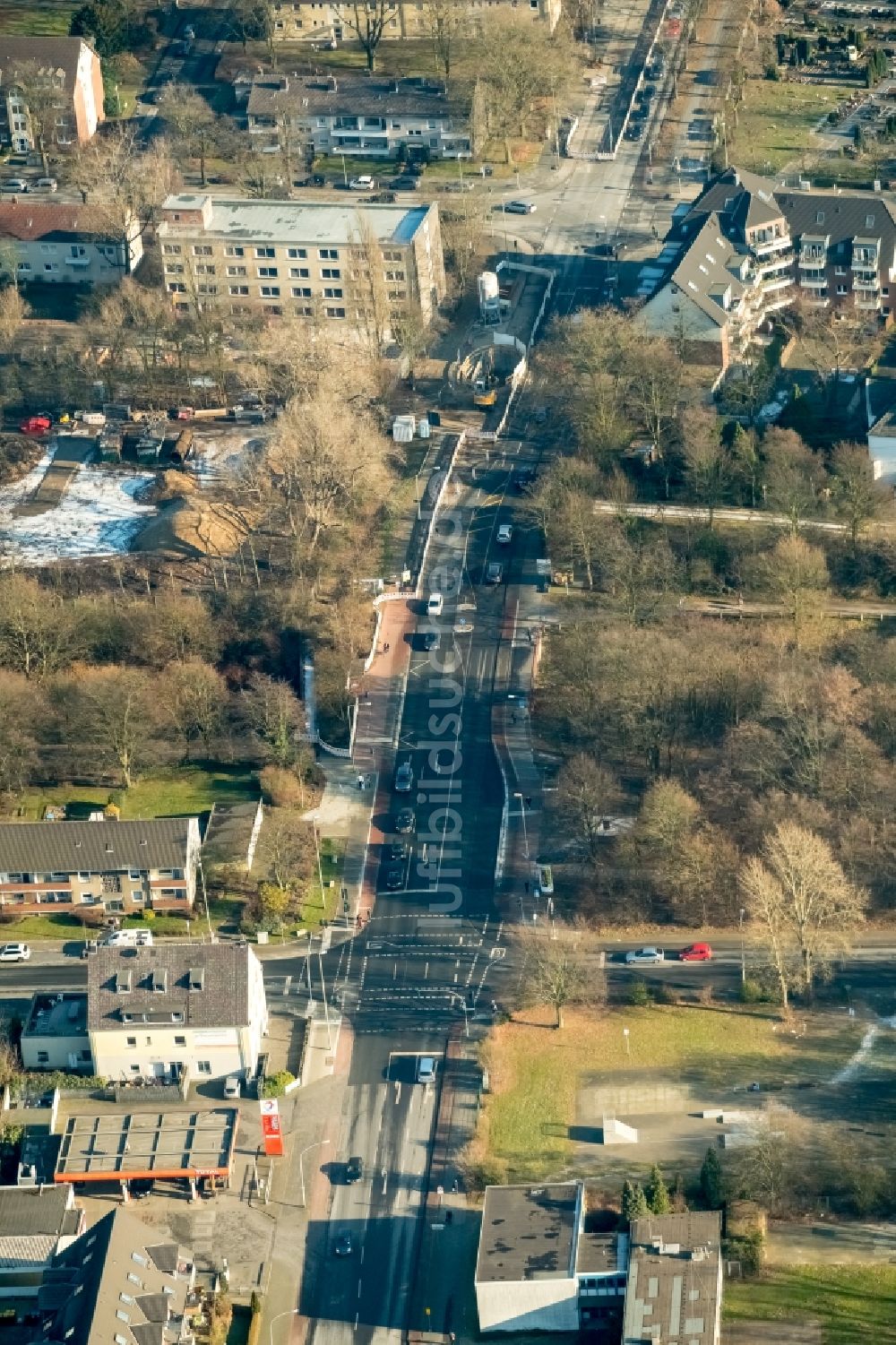 Luftaufnahme Duisburg - Baustelle zur Erneuerung und Sanierung des Straßenverlaufes der Mündelheimer Straße im Ortsteil Hüttenheim in Duisburg im Bundesland Nordrhein-Westfalen