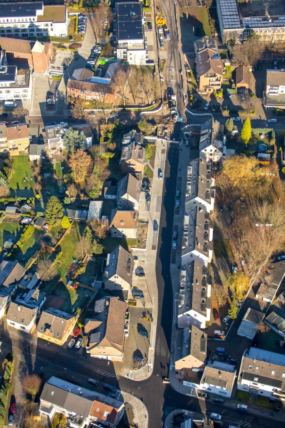 Luftaufnahme Bottrop - Baustelle zur Erneuerung und Sanierung des Straßenverlaufes am Quellenbusch im Ortsteil Ruhr Metropolitan Area in Bottrop im Bundesland Nordrhein-Westfalen