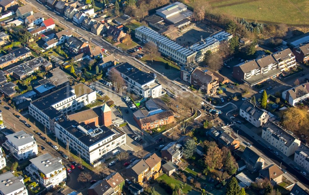 Bottrop aus der Vogelperspektive: Baustelle zur Erneuerung und Sanierung des Straßenverlaufes am Quellenbusch im Ortsteil Ruhr Metropolitan Area in Bottrop im Bundesland Nordrhein-Westfalen