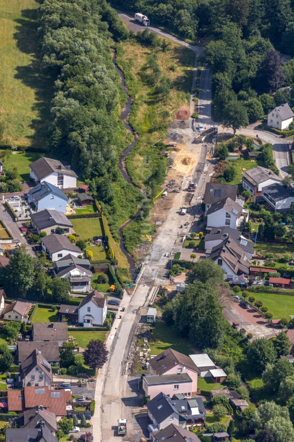 Luftaufnahme Arnsberg - Baustelle zur Erneuerung und Sanierung des Straßenverlaufes der Wannestraße in Arnsberg im Bundesland Nordrhein-Westfalen, Deutschland