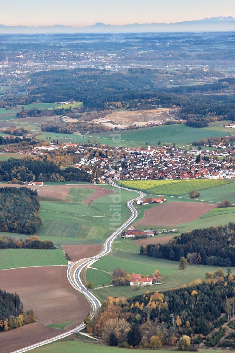 Weihmichl von oben - Baustelle zur Erneuerung und Sanierung des Straßenverlaufes der LA23 zwischen dem Ortsteil Unterneuhausen in Weihmichl und Furth im Bundesland Bayern, Deutschland