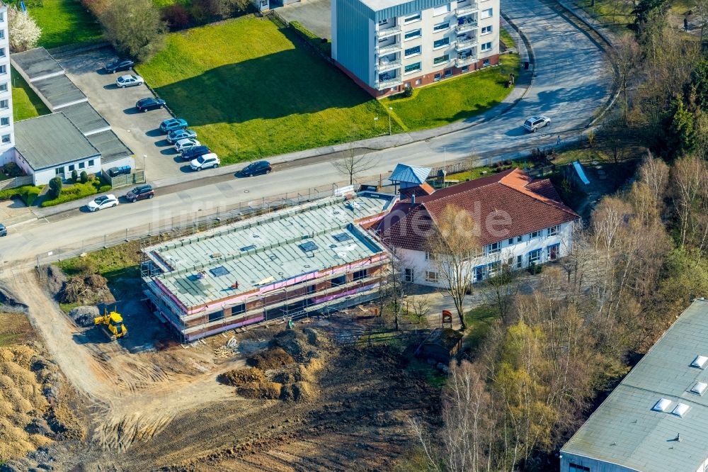 Arnsberg von oben - Baustelle zur Errichtung eines KITA- Kindergarten in Arnsberg im Bundesland Nordrhein-Westfalen, Deutschland