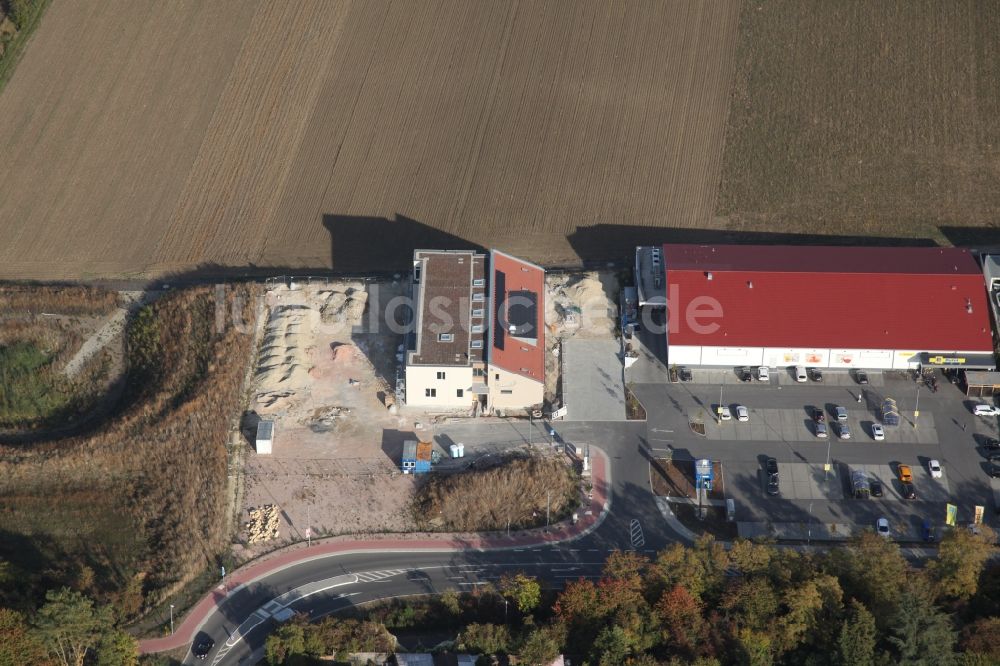 Gau-Bischofsheim aus der Vogelperspektive: Baustelle zur Errichtung eines KITA- Kindergarten in Gau-Bischofsheim im Bundesland Rheinland-Pfalz, Deutschland