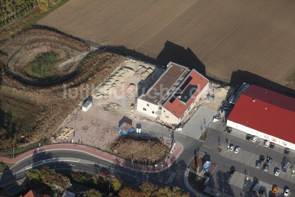 Luftbild Gau-Bischofsheim - Baustelle zur Errichtung eines KITA- Kindergarten in Gau-Bischofsheim im Bundesland Rheinland-Pfalz, Deutschland