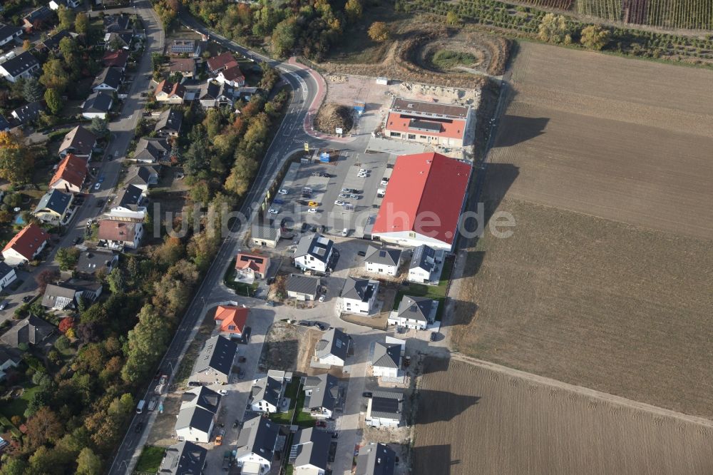 Luftaufnahme Gau-Bischofsheim - Baustelle zur Errichtung eines KITA- Kindergarten in Gau-Bischofsheim im Bundesland Rheinland-Pfalz, Deutschland