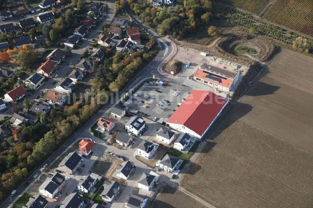 Gau-Bischofsheim von oben - Baustelle zur Errichtung eines KITA- Kindergarten in Gau-Bischofsheim im Bundesland Rheinland-Pfalz, Deutschland