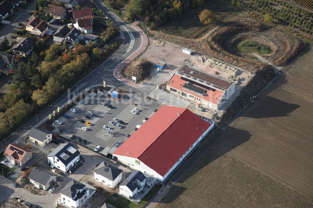 Gau-Bischofsheim aus der Vogelperspektive: Baustelle zur Errichtung eines KITA- Kindergarten in Gau-Bischofsheim im Bundesland Rheinland-Pfalz, Deutschland