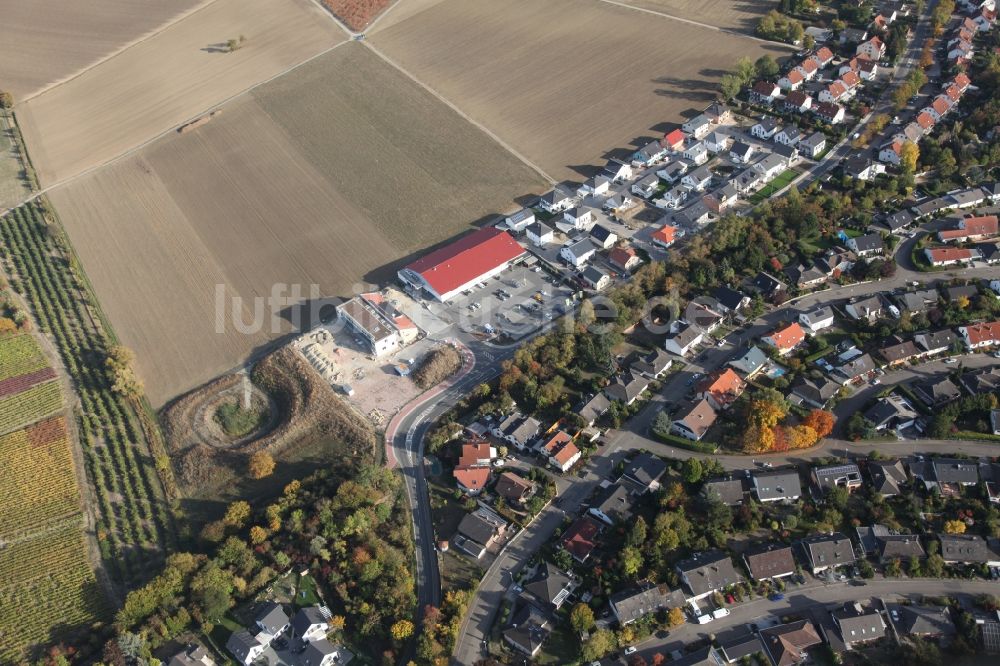 Luftaufnahme Gau-Bischofsheim - Baustelle zur Errichtung eines KITA- Kindergarten in Gau-Bischofsheim im Bundesland Rheinland-Pfalz, Deutschland