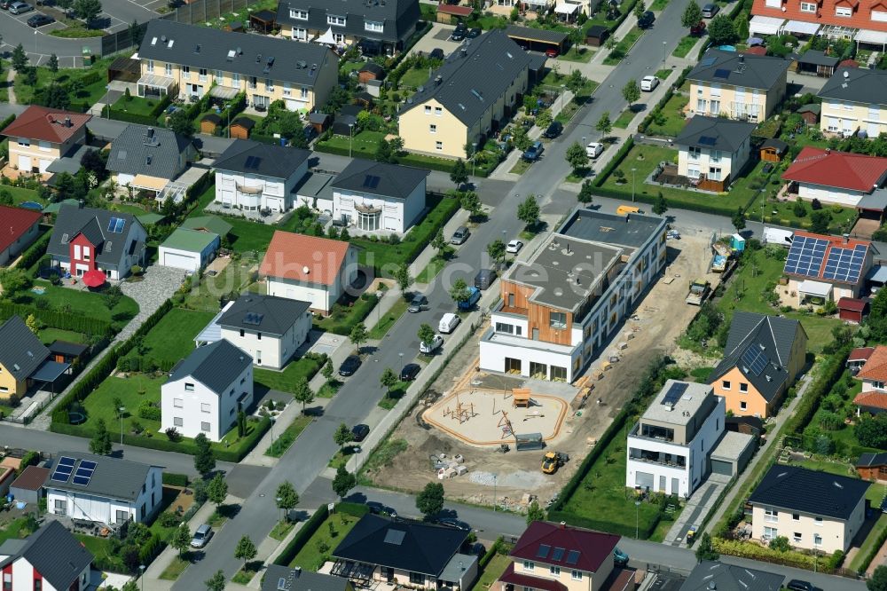 Luftaufnahme Berlin - Baustelle zur Errichtung eines KITA- Kindergarten im Ortsteil Biesdorf in Berlin, Deutschland